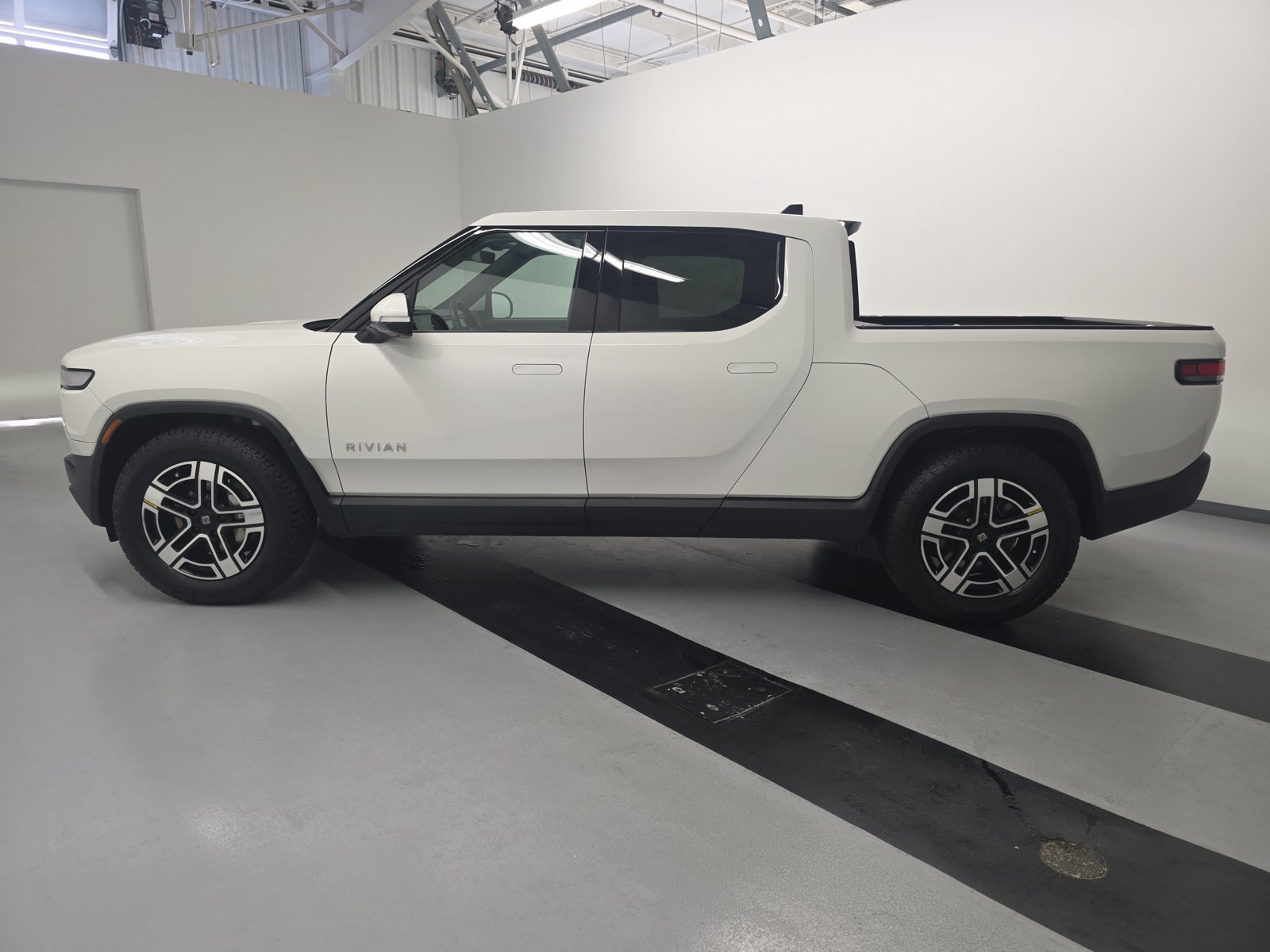 Used 2024 Rivian R1T Adventure Dual AWD/4WD image 2