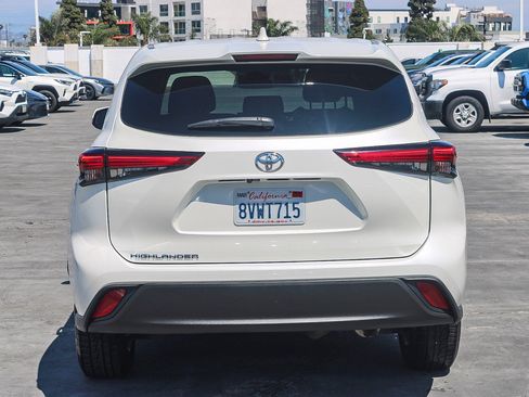 Used 2021 Toyota Highlander L FWD image 8
