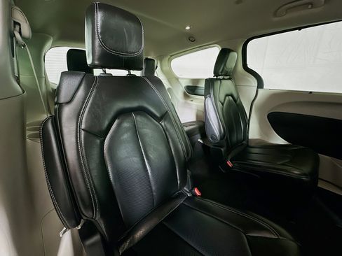 Used 2023 Chrysler Pacifica Touring-L image 26