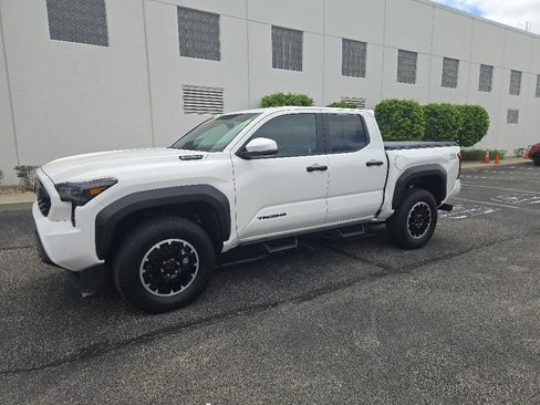 Used 2025 Toyota Tacoma TRD Off-Road w/ TRD Off Road Upgrade Package AWD/4WD image 2