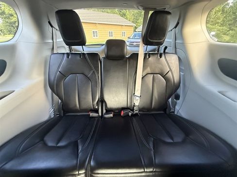 Used 2024 Chrysler Pacifica Touring-L FWD image 28