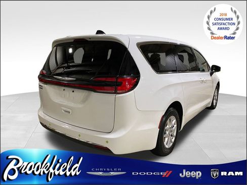 Used 2023 Chrysler Pacifica Touring image 8