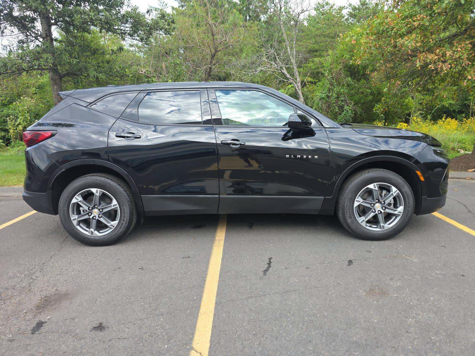 Used 2026 Chevrolet Blazer LT AWD/4WD image 2