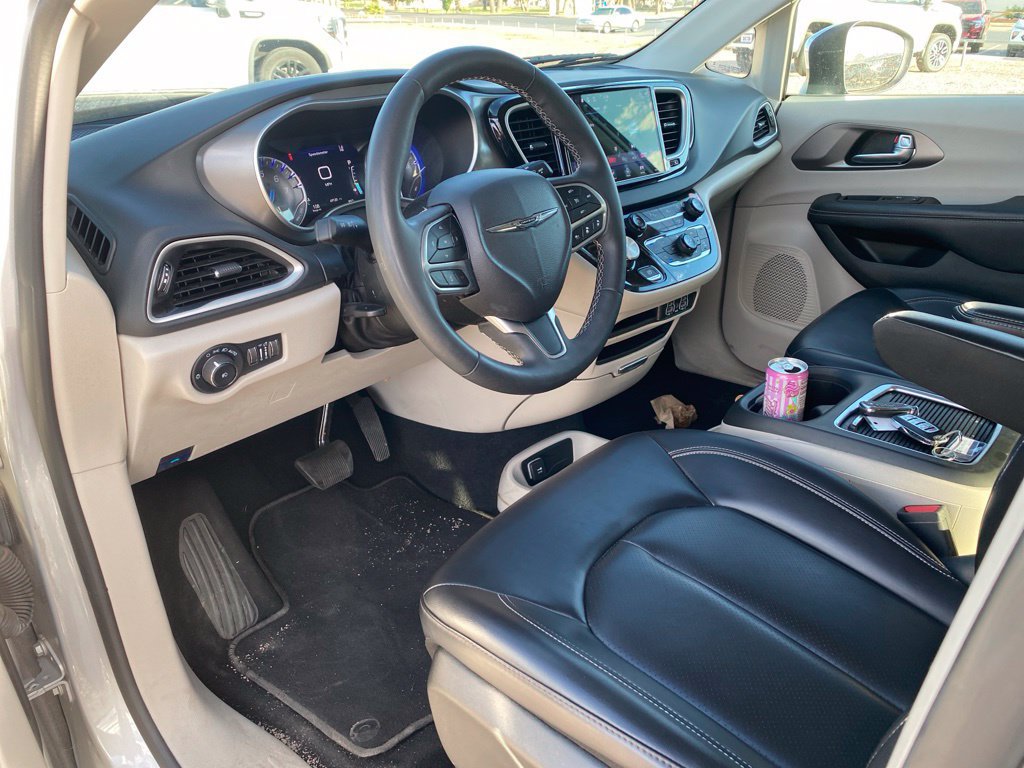 Used 2023 Chrysler Pacifica Touring-L FWD image 6