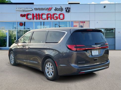 Certified 2023 Chrysler Pacifica Touring-L image 3