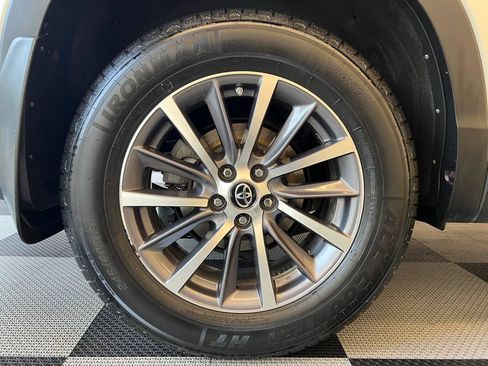 Used 2019 Toyota Highlander XLE AWD/4WD image 36