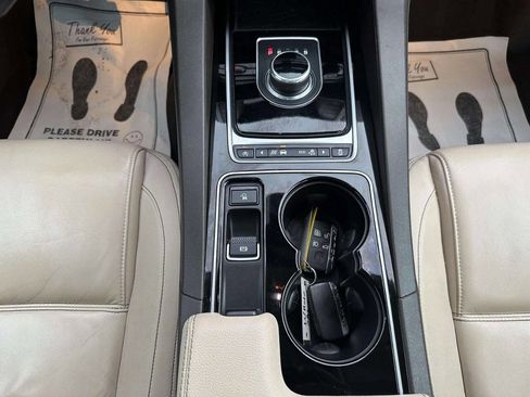 Used 2017 Jaguar F-PACE Prestige image 19