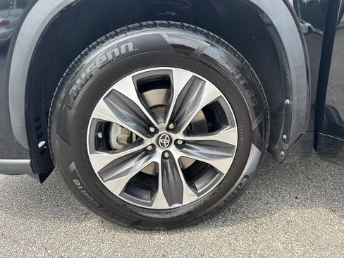 Used 2024 Toyota Highlander XLE FWD image 46