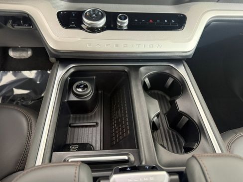 Used 2025 Ford Expedition Active image 22