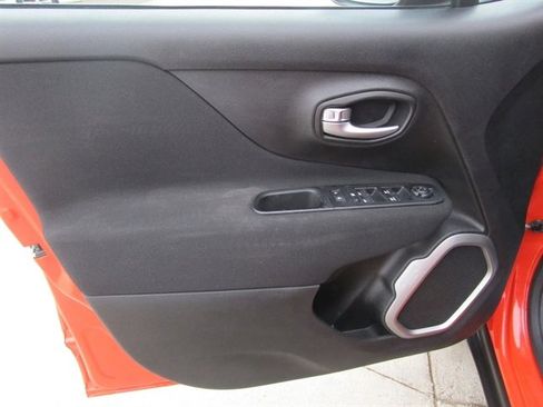 Used 2021 Jeep Renegade Latitude image 10