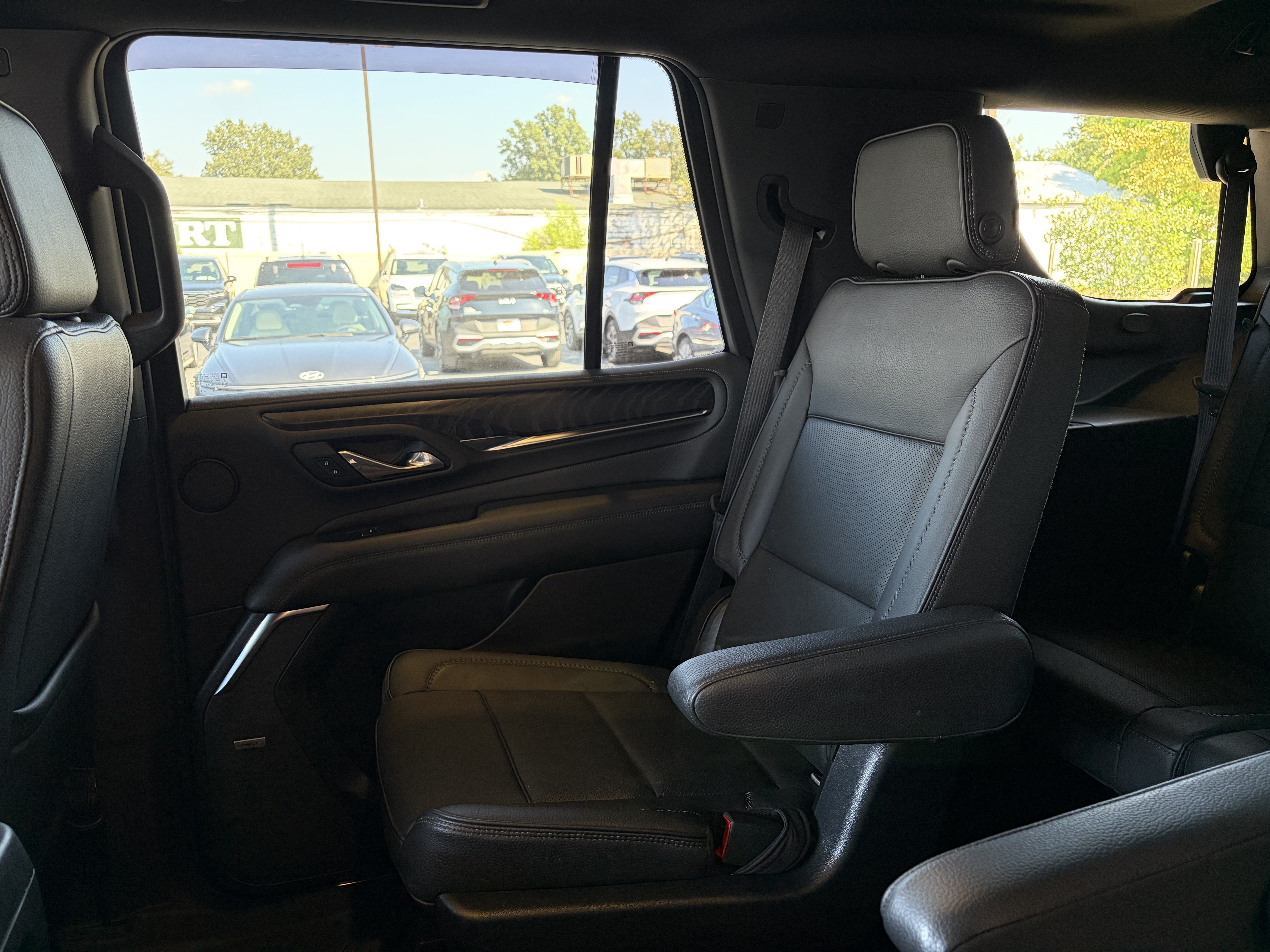 Used 2021 GMC Yukon Denali w/ Denali Premium Package AWD/4WD image 31