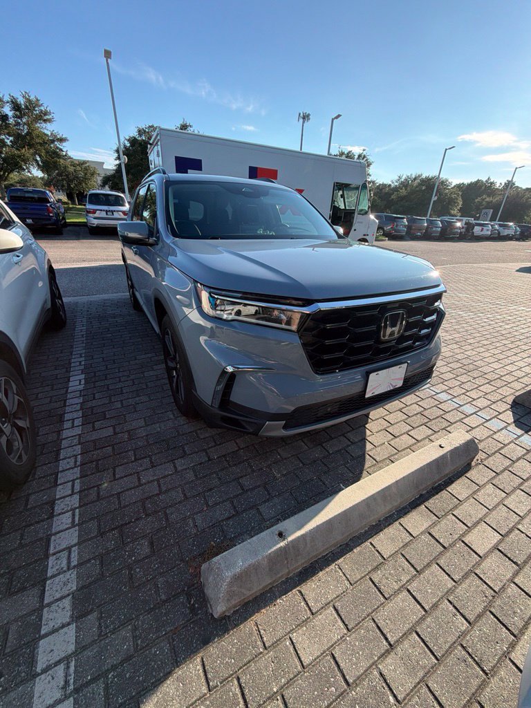 Used 2023 Honda Pilot Touring image 1