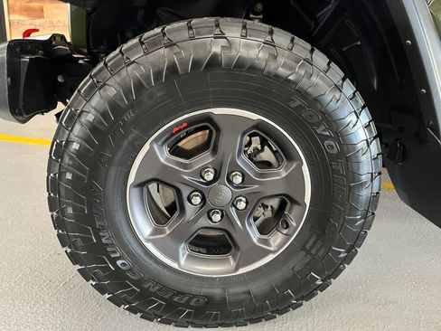 Used 2022 Jeep Gladiator Rubicon w/ Cold Weather Group AWD/4WD image 5