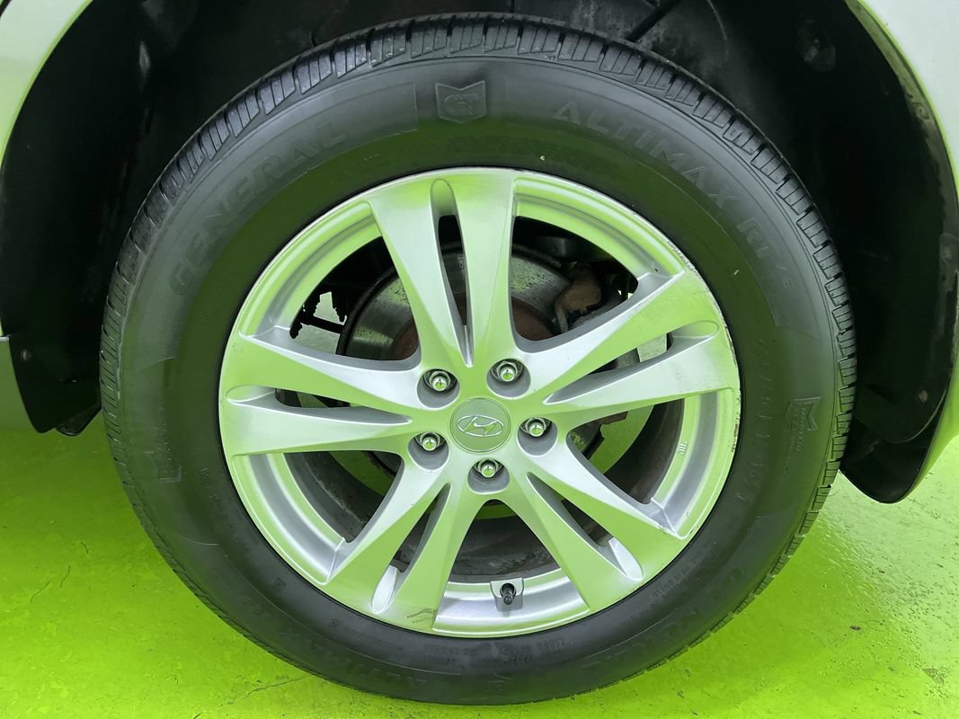 Used 2011 Hyundai Santa Fe SE w/ Premium Pkg 3 AWD/4WD image 2