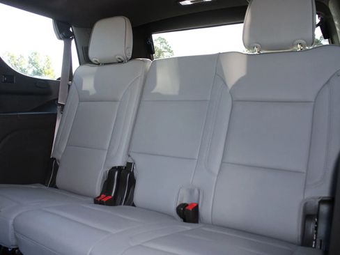 Used 2023 GMC Yukon SLT image 13