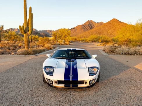 Used 2005 Ford GT RWD image 21