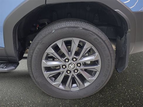 Used 2025 Toyota Land Cruiser image 33