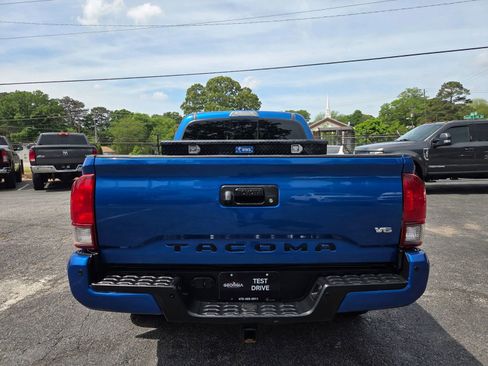 Used 2018 Toyota Tacoma TRD Off-Road w/ Technology Package AWD/4WD image 9