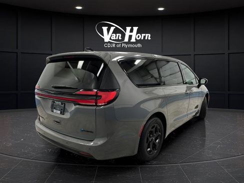 Used 2023 Chrysler Pacifica Touring-L w/ S Appearance Package FWD image 3