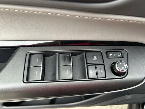 Used 2021 Toyota Venza LE image 16