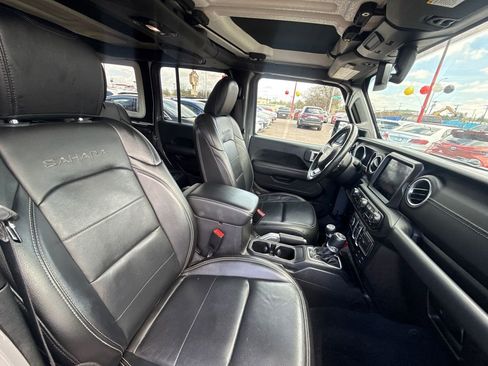Used 2018 Jeep Wrangler Unlimited Sahara w/ Dual Top Group AWD/4WD image 9
