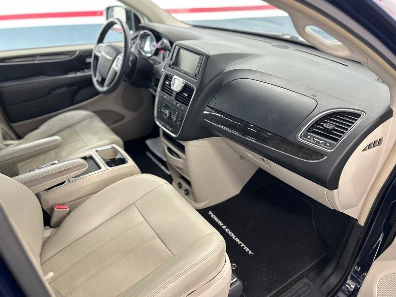 Used 2013 Chrysler Town & Country Touring FWD image 21