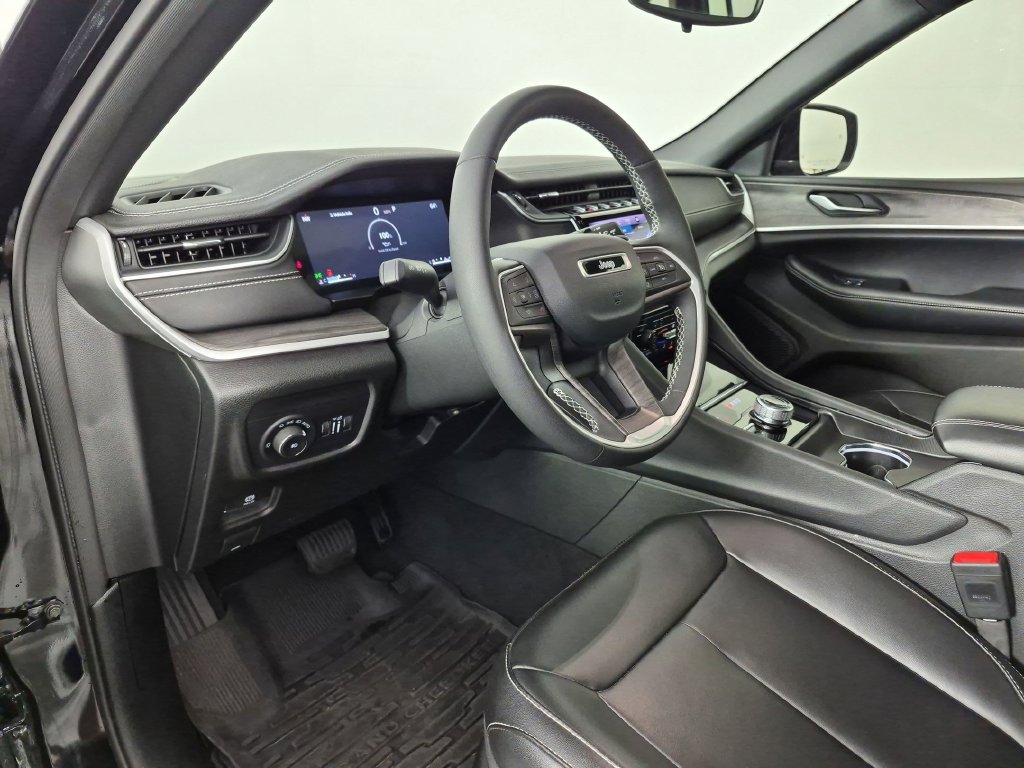 Used 2024 Jeep Grand Cherokee Limited w/ Black Appearance Package AWD/4WD image 18