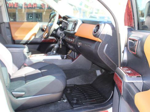 Used 2019 Toyota Tacoma SR5 image 12