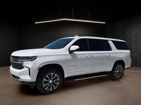 Used 2021 Chevrolet Suburban LT w/ Luxury Package RWD image 3