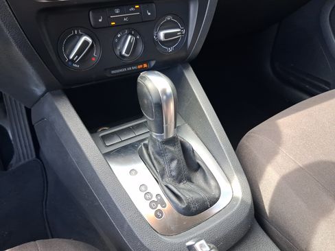 Used 2011 Volkswagen Jetta SE FWD image 17