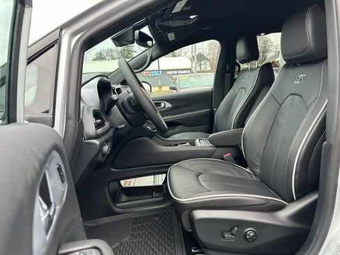 New 2026 Chrysler Pacifica Limited w/ S Appearance Package AWD/4WD image 28