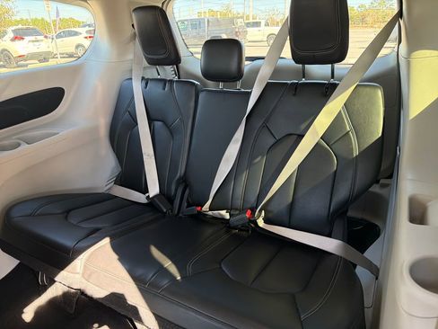 Used 2023 Chrysler Pacifica Touring-L image 21