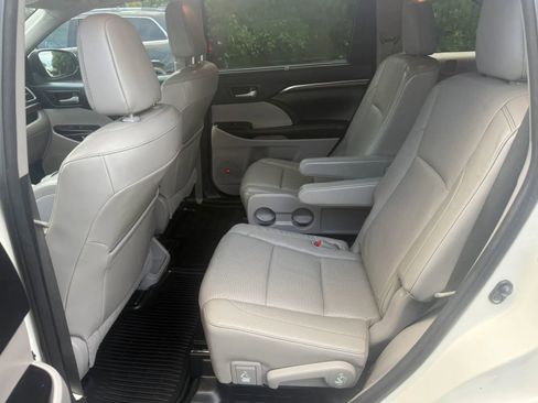Used 2015 Toyota Highlander Limited Platinum FWD image 6