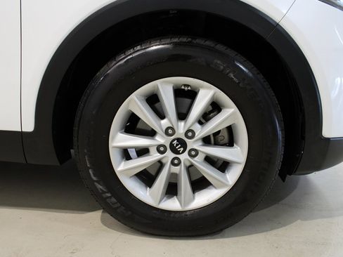 Used 2020 Kia Sorento LX image 11