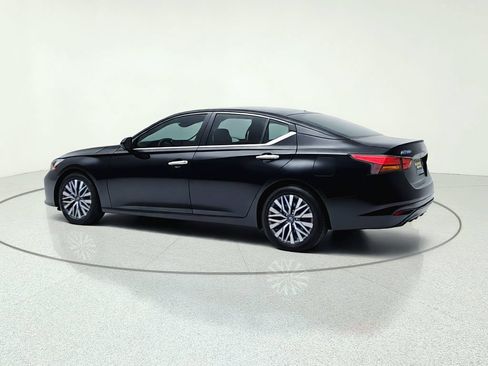 Used 2025 Nissan Altima 2.5 SV FWD image 5
