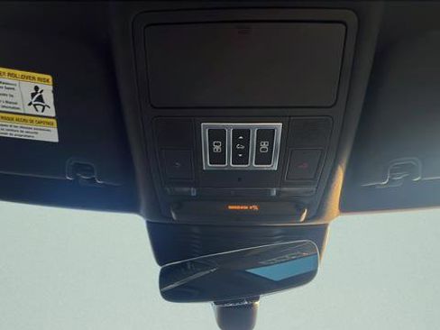 Used 2023 Land Rover Discovery Metropolitan Edition image 18