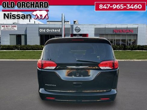 Used 2017 Chrysler Pacifica Touring image 10