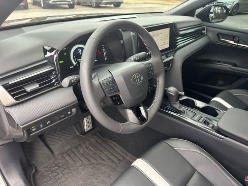 Used 2025 Toyota Camry SE image 16