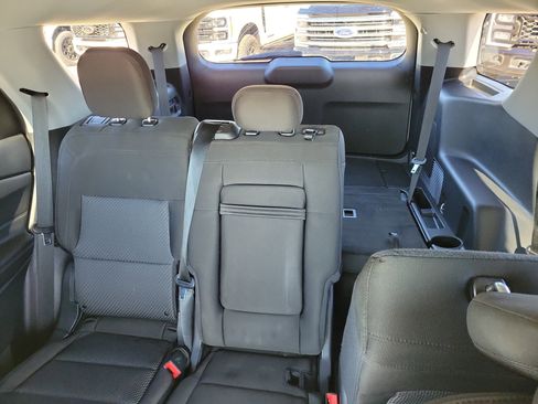 Used 2022 Ford Explorer XLT image 13