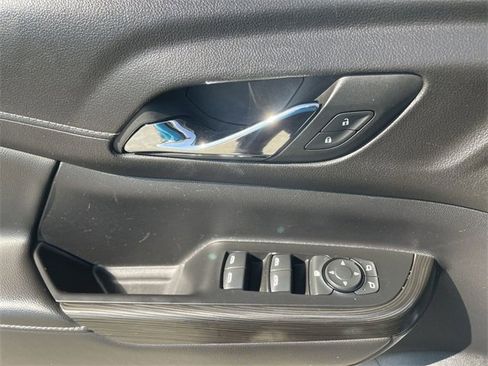 Used 2023 GMC Acadia SLT image 23