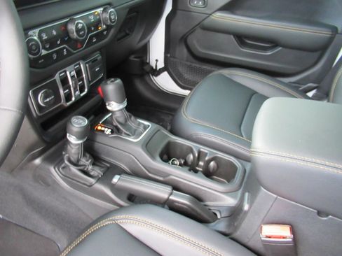 Used 2025 Jeep Wrangler Unlimited Sahara w/ Technology Group AWD/4WD image 16