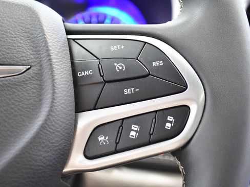 Used 2024 Chrysler Pacifica Limited FWD image 28