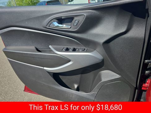 Used 2024 Chevrolet Trax LS FWD image 33