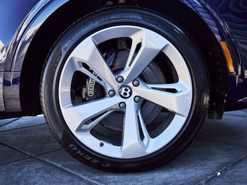 Used 2025 Bentley Bentayga Extended Wheelbase AWD/4WD image 20