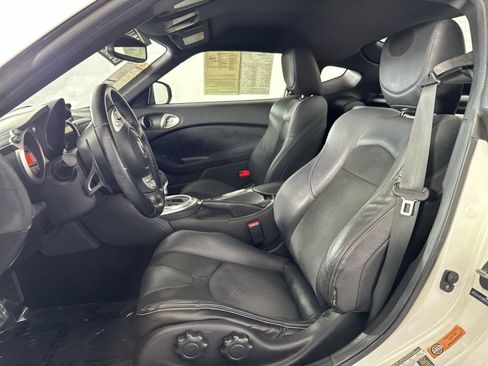 Used 2009 Nissan 370Z Touring image 11