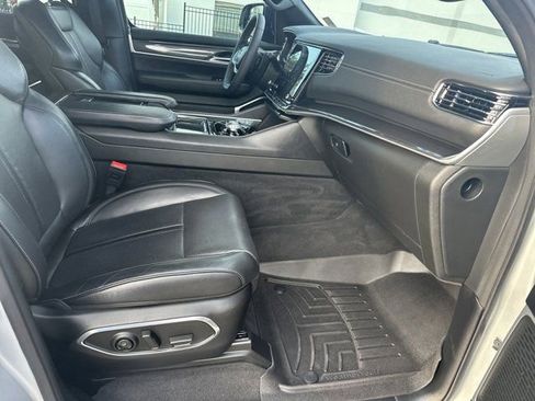 Used 2023 Jeep Wagoneer 4WD w/ Convenience Group I image 15