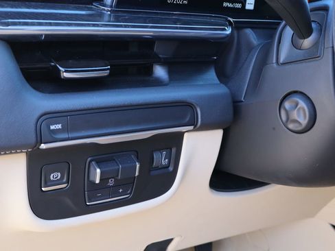 Used 2021 Cadillac Escalade Premium Luxury w/ Performance Package image 12