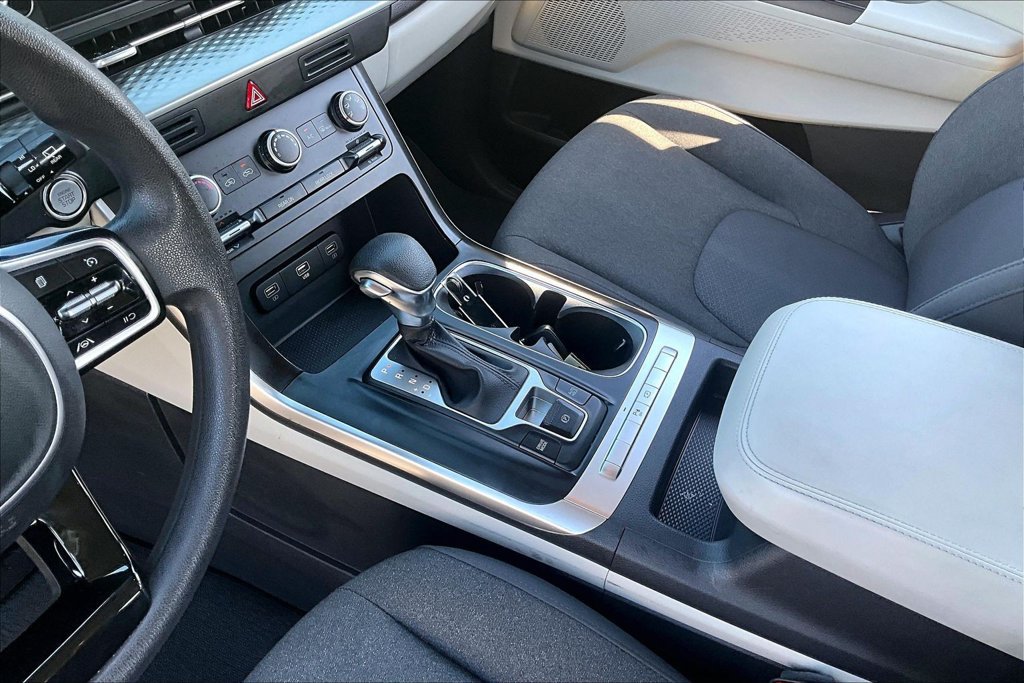 Used 2024 Kia Carnival LX FWD image 17