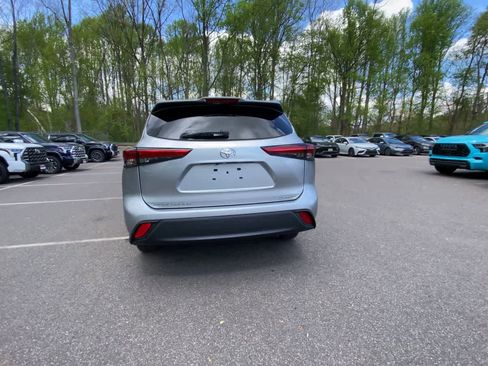 Used 2023 Toyota Highlander XLE AWD/4WD image 10