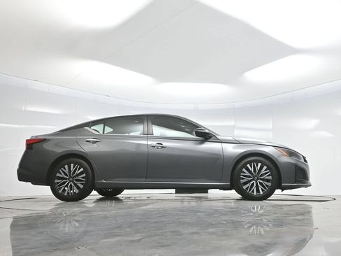 Used 2024 Nissan Altima 2.5 SV FWD image 58